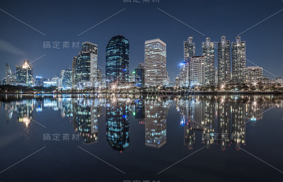 夜晚摩天大楼的倒影