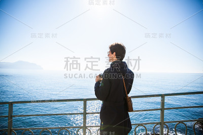 海边探险的人