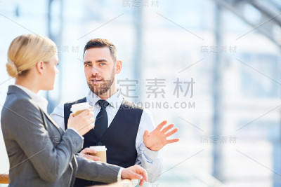 休息时讨论新闻