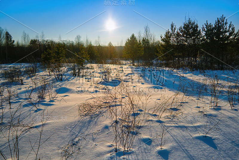 冬天的风景在日落的雪山森林湖。冬季森林。