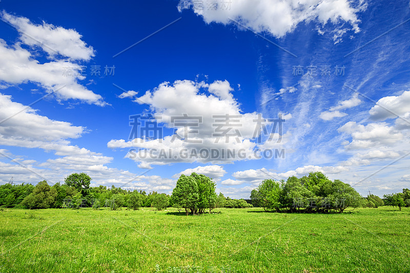 阳光明媚的日子，美丽的乡村风景