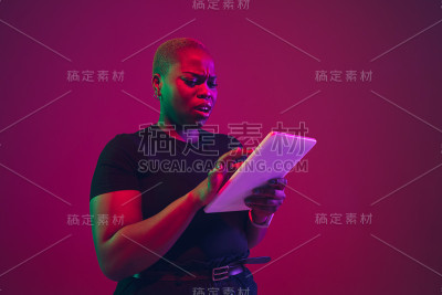 紫粉色背景上的非裔美国年轻女性肖像