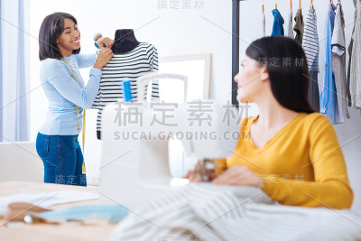 同事们情绪激动，面面相觑，面带微笑