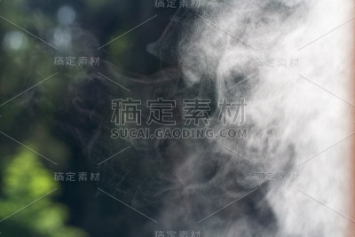 烟雾以绿色为背景