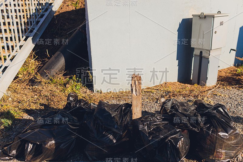 志愿者清理公园和小径上的垃圾。