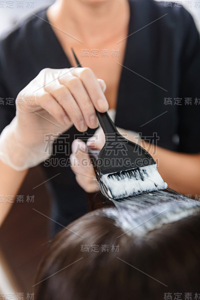 女造型师为顾客染发