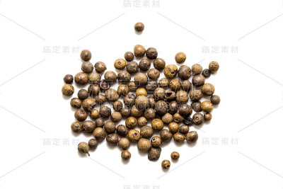 将多香果隔放在白葡萄酒上调味