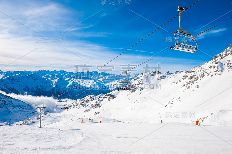 冬季阿尔卑斯山的滑雪胜地。Val Thorens, 3山谷，法国。