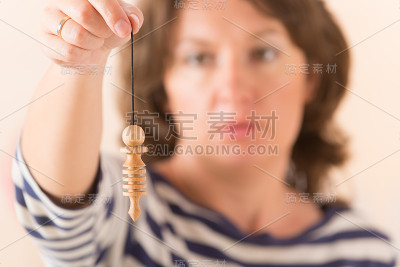 女人用摆