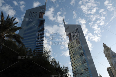 令人惊叹的阿联酋塔，双子摩天大楼。从Sheikh Zayed路，住宅和商业天际线，迪拜，阿联酋