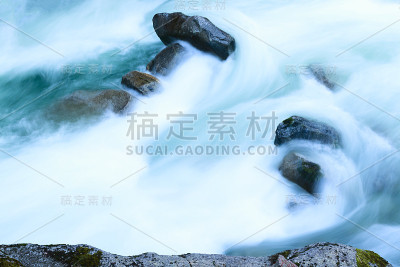 水在岩石间流动