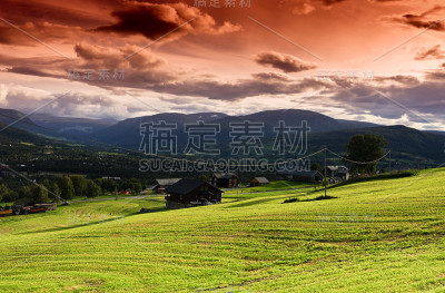 有电力线背景的Oppdal小屋