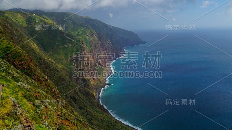 马德拉- Ponta do Pargo与陡峭的悬崖到深蓝色的海洋