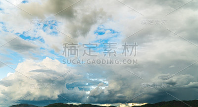 绚丽多彩的天空与日落的云彩