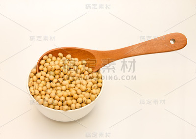 勺子上的大豆在一个孤立的白色背景。