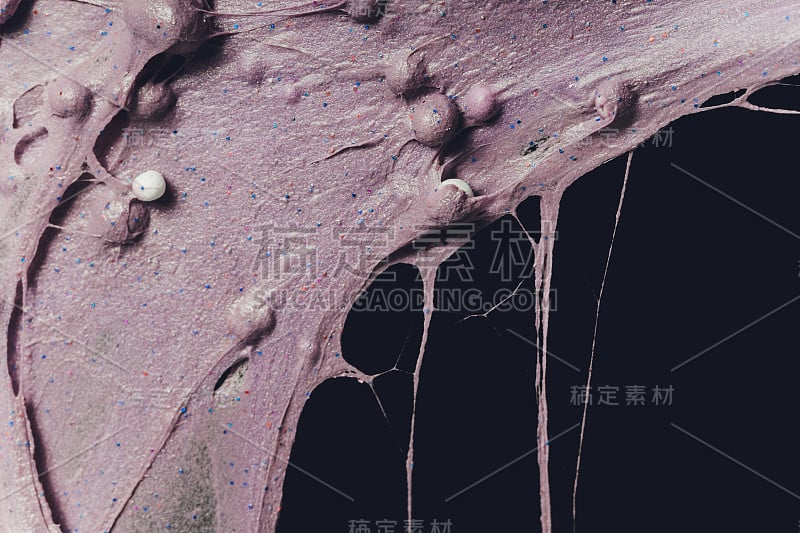 孩子玩手工制作的玩具叫做粘液外星人流口水贝壳贻贝。