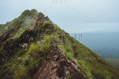 美丽的山在晨雾中，巴图尔，巴厘岛，印度尼西亚