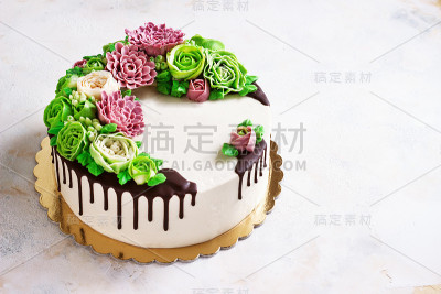 白色背景上插着玫瑰花的生日蛋糕