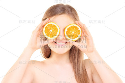 一个女人拿着半个橘子挡在眼前