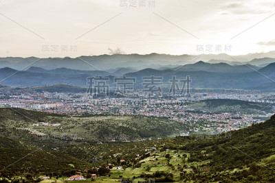 青山绿水，乌云映蓝天