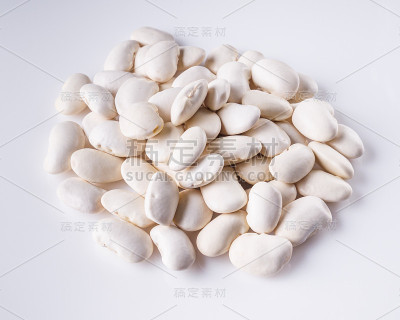 白色背景上的新鲜有机天然豆子
