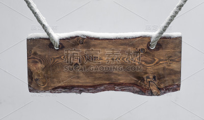 绳子上的木制标志