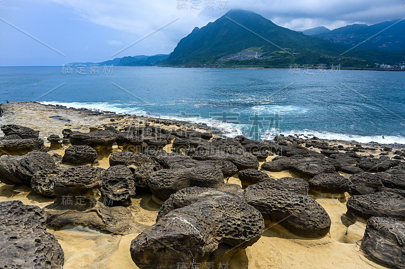 海边的蘑菇岩。