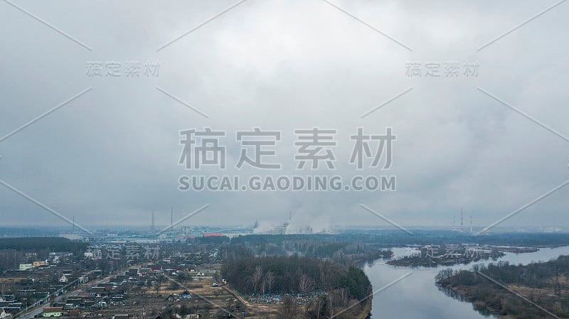 空中景观与村庄和河流的烟囱和工业造纸厂的污染背景。生态问题的概念。