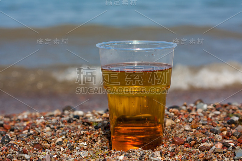 一杯啤酒在海上