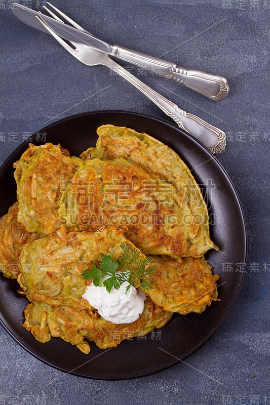 土豆煎饼。蔬菜油煎饼,马铃薯饼