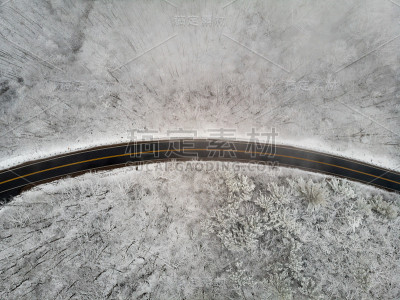 鸟瞰图蜿蜒的北卡罗莱纳州山路在雪