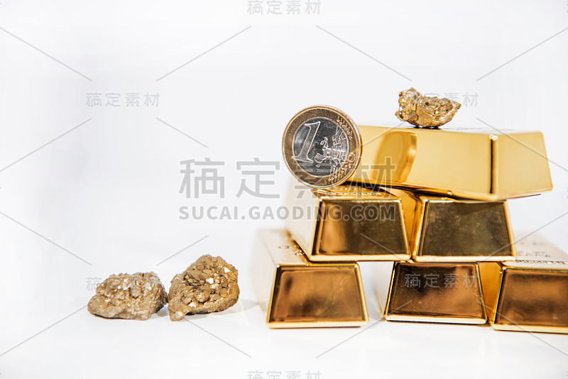 天然石英金钛玛瑙水晶与金条。