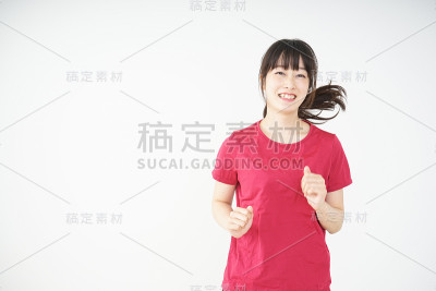运行的年轻女子
