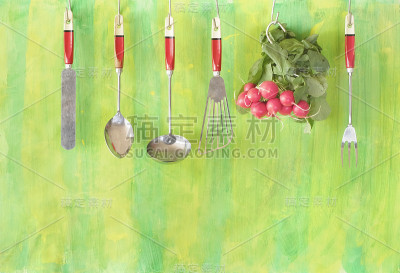 一串新鲜的萝卜和挂着的复古厨具，健康的饮食，素食，烹饪概念，免费复制空间