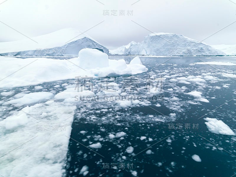 格陵兰岛北冰洋上的冰山