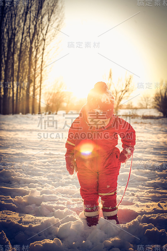 冬天的季节。白雪上的小女孩。