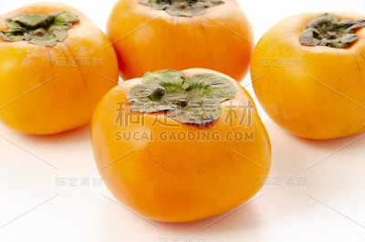 白底上的柿子