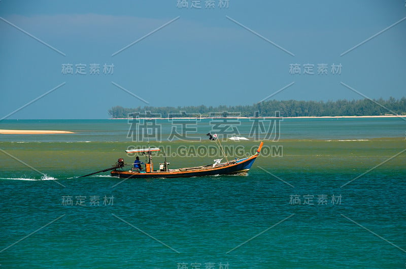 在海上捕鱼的渔船