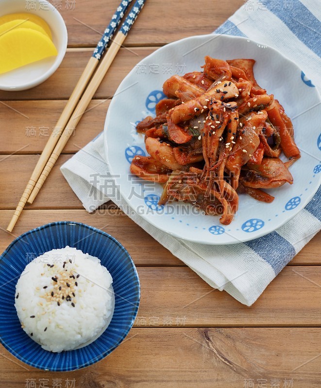 韩国食物炒鱿鱼和米饭，泡菜，辛辣食物