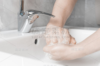 有效的洗手方法:用另一只手的手指背搓手掌。洗手对于避免冠状病毒和细菌感染非常重要。