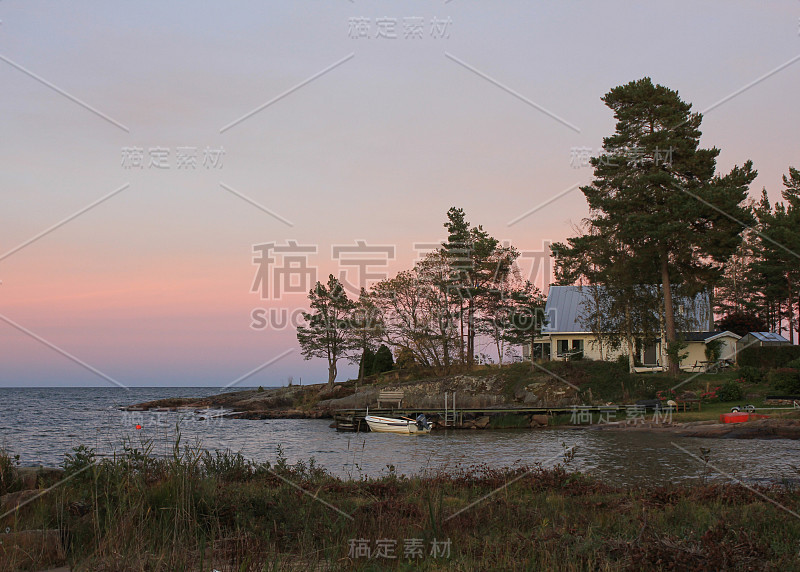 夜幕降临在瑞典的凡恩湖岸边。