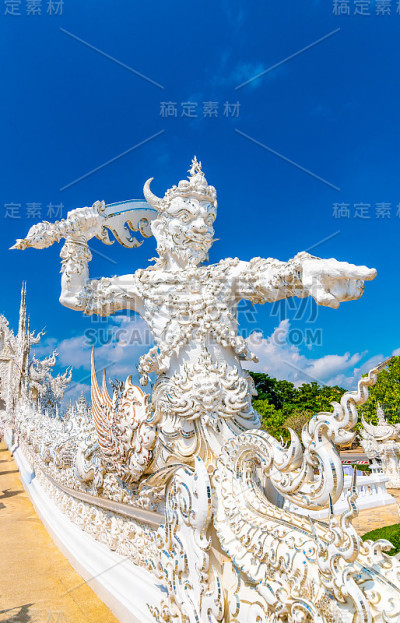 泰国清莱市的白庙(白庙)。美丽的佛教古建筑，上面有罪人的灵魂被诅咒的桥梁，通往天堂的道路。著名的旅游