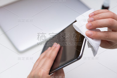 亚洲女性清洁办公室电子设备