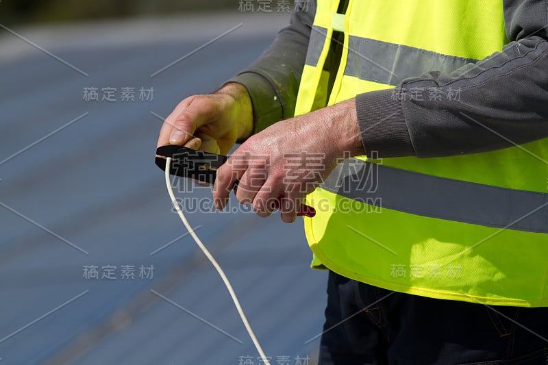 在建筑物的屋顶上安装光电板