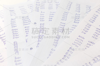 桌上有英语语法练习