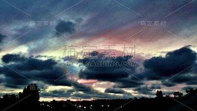 粉紫色的日落和灰色的云彩
