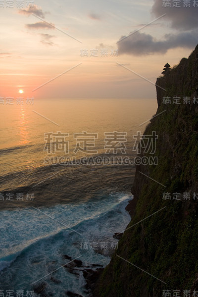 巴厘岛印度教寺庙乌鲁瓦图日落垂直