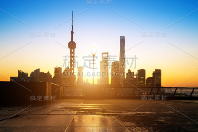 日出时的上海浦东天际线，中国