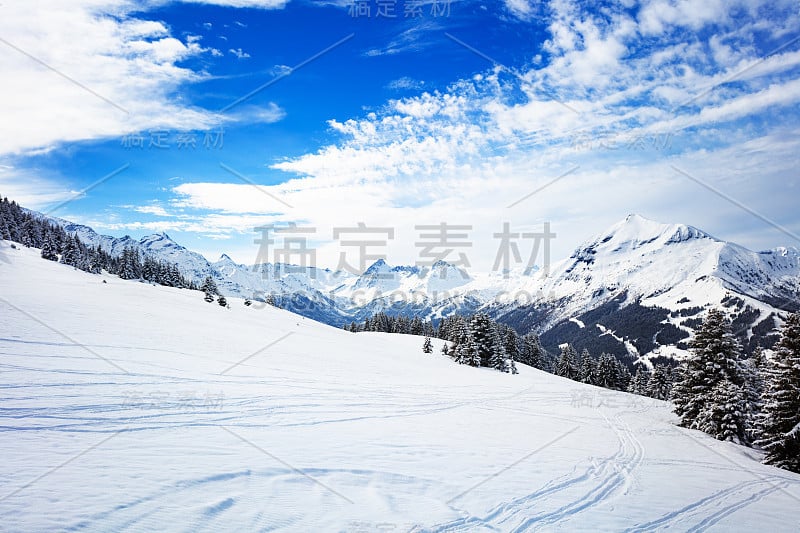 山峰和滑雪平面一览万宝龙