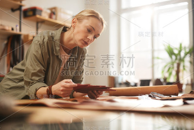 女工匠选择材料